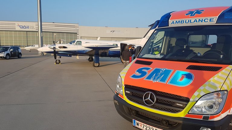 smd-reiserueckholung-international.jpg SMD Reiserückholung RTW am Flughafen bei Ambulanzjet
